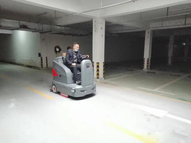 大同小区物业保洁不用人力改用驾驶式洗地机了